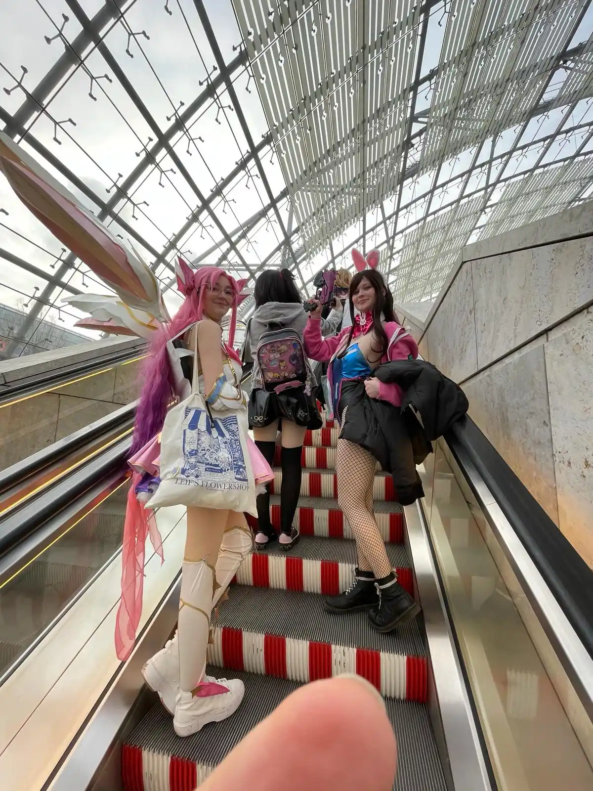 Leipziger Buchmesse 2024 Mangas auf der Rolltreppe